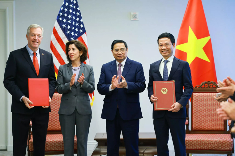 Bộ trưởng Bộ Thông tin và Truyền thông cùng Chủ tịch kiêm Tổng Giám đốc Hội đồng kinh doanh Mỹ - ASEAN trao thỏa thuận hợp tác công nghệ số